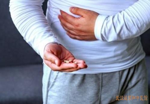 中医脾胃专家张压西：关节疼痛长期服止痛药胃痛糜烂性胃炎用什么中药方?