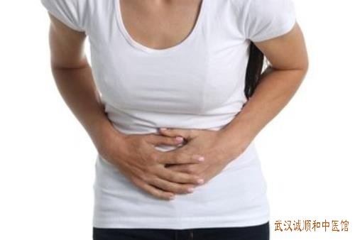 武汉中南路有个治脾胃厉害的中医张压西：反复便溏4个月上腹部闷胀中医怎么治?