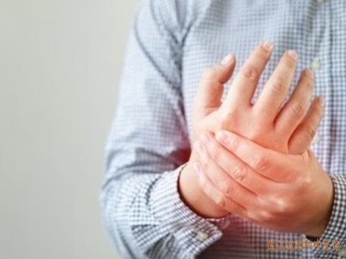 武汉比较厉害的疼痛科中医孔政：手指关节痹痛僵硬腰痛酸软乏力中医能治吗?
