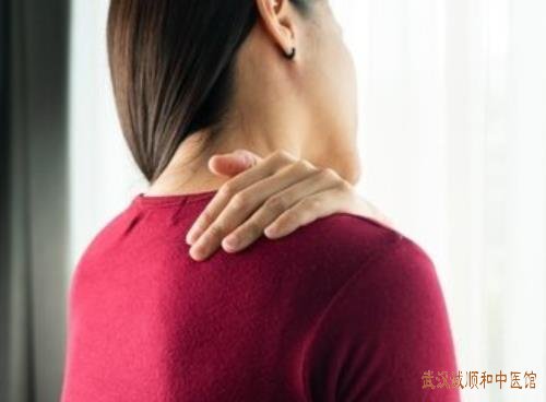 颈椎病肩颈紧张受凉行动受限中医用什么方法能完全治好?