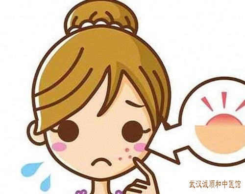 武汉文治街附近中医皮肤科专家：女性面部红色丘疹瘙痒经期加重烦燥易怒怎么治？