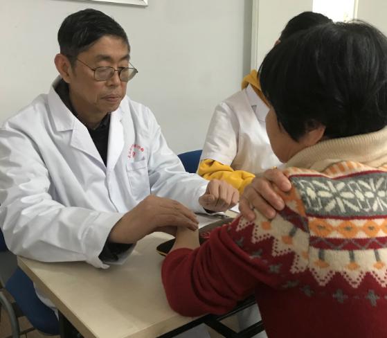 宋跃进教授在为老年朋友细心诊脉中2