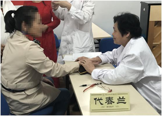 中医胃肠科专家代春兰主任为老年朋友把脉2