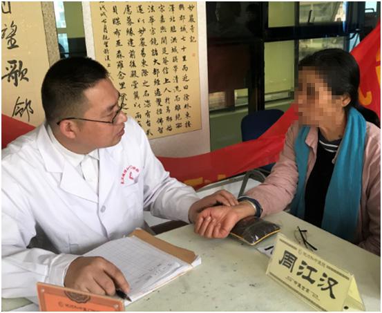中医世家传人，周江汉主任为把脉看诊中