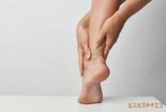 疼痛门诊专家柳新樵主任：腰痛4年伴右小腿肌肉萎缩吃什么中药?