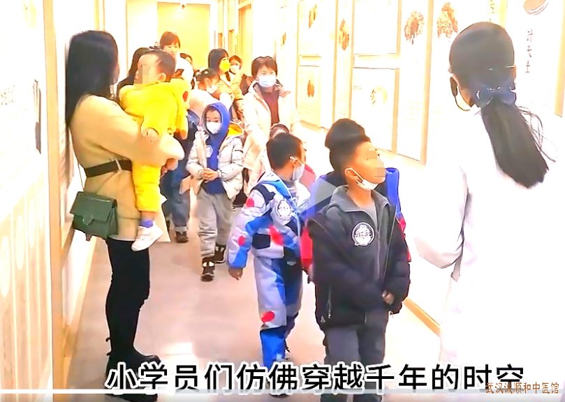 小学员们仿佛穿越千年的时空，感受着中医文化的源远流长和博大精深