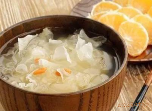 饮食调养：降燥养肺润为先